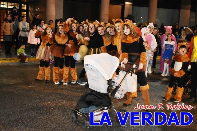 Las avenidas Prolongación y Gran Vía de Caravaca de la Cruz acogieron el Desfile de Carnaval de 2023. La creatividad, el colorido, la música y un ambiente festivo contrarrestaron las inclemencias meteorológicas. 