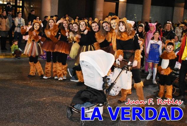 Las avenidas Prolongación y Gran Vía de Caravaca de la Cruz acogieron el Desfile de Carnaval de 2023. La creatividad, el colorido, la música y un ambiente festivo contrarrestaron las inclemencias meteorológicas. 
