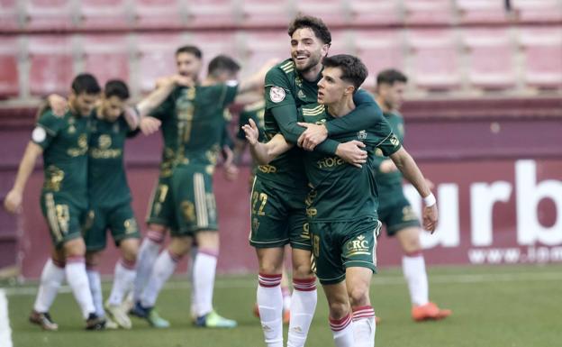 Javi Rueda celebra con Arnau Ortiz el gol contra la UD Logroñés.