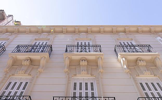 Fachada con detalles modernistas de la mansión de la calle Pinares, obra de Pedro Cerdán (Murcia).