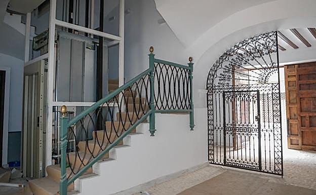 Zaguán de la casa del doctor Arcas, en la calle Corredera de Lorca, que conserva la cancela de forja y escalera originales.