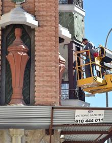 Imagen secundaria 2 - Templete que corona la Casa Cerdá, en la plaza de Santo Domingo (Murcia), vistas de la iglesia del Carmen desde la terraza del edificio Baltasar (Murcia), y unos operarios, durante las labores de restauración de la fachada de la Casa de los Jarrones (Murcia)