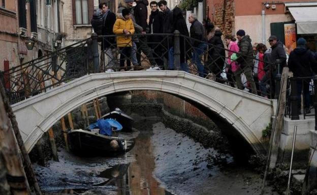 Imagen de uno de los canales durante la bajamar en Venecia.