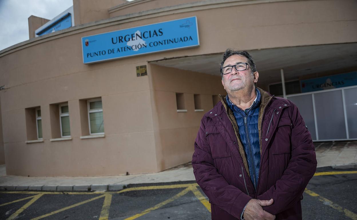 Antonio Zaragoza, este lunes, junto a un punto de atención continuada del SMS. 