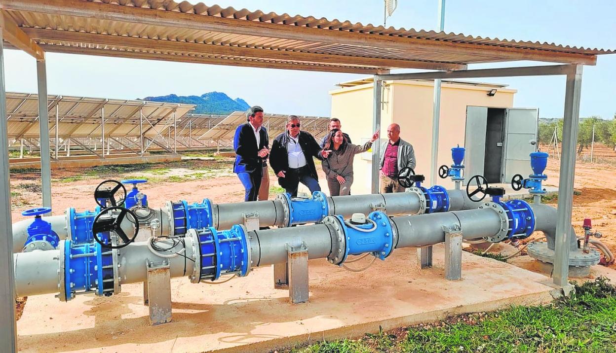 El consejero Luengo y la alcaldesa Remedios Lajara, ayer, en una comunidad de regantes de Yecla. 