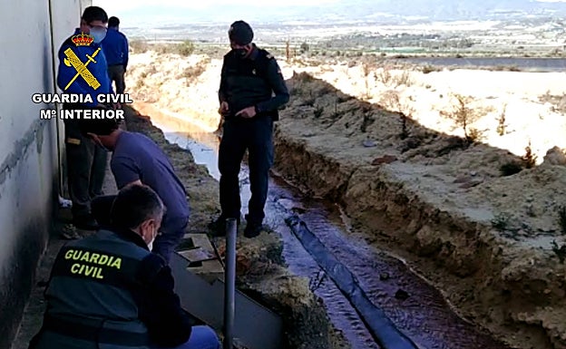 Agentes del Seprona realizan sus pesquisas en la zona de El Saladillo, en Mazarrón. 