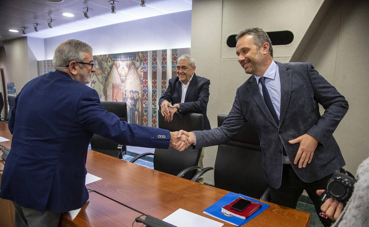 El presidente de la Asamblea, Alberto Castillo, y Joaquín Segado (PP) se dan la mano en la Junta de Portavoces, este martes.