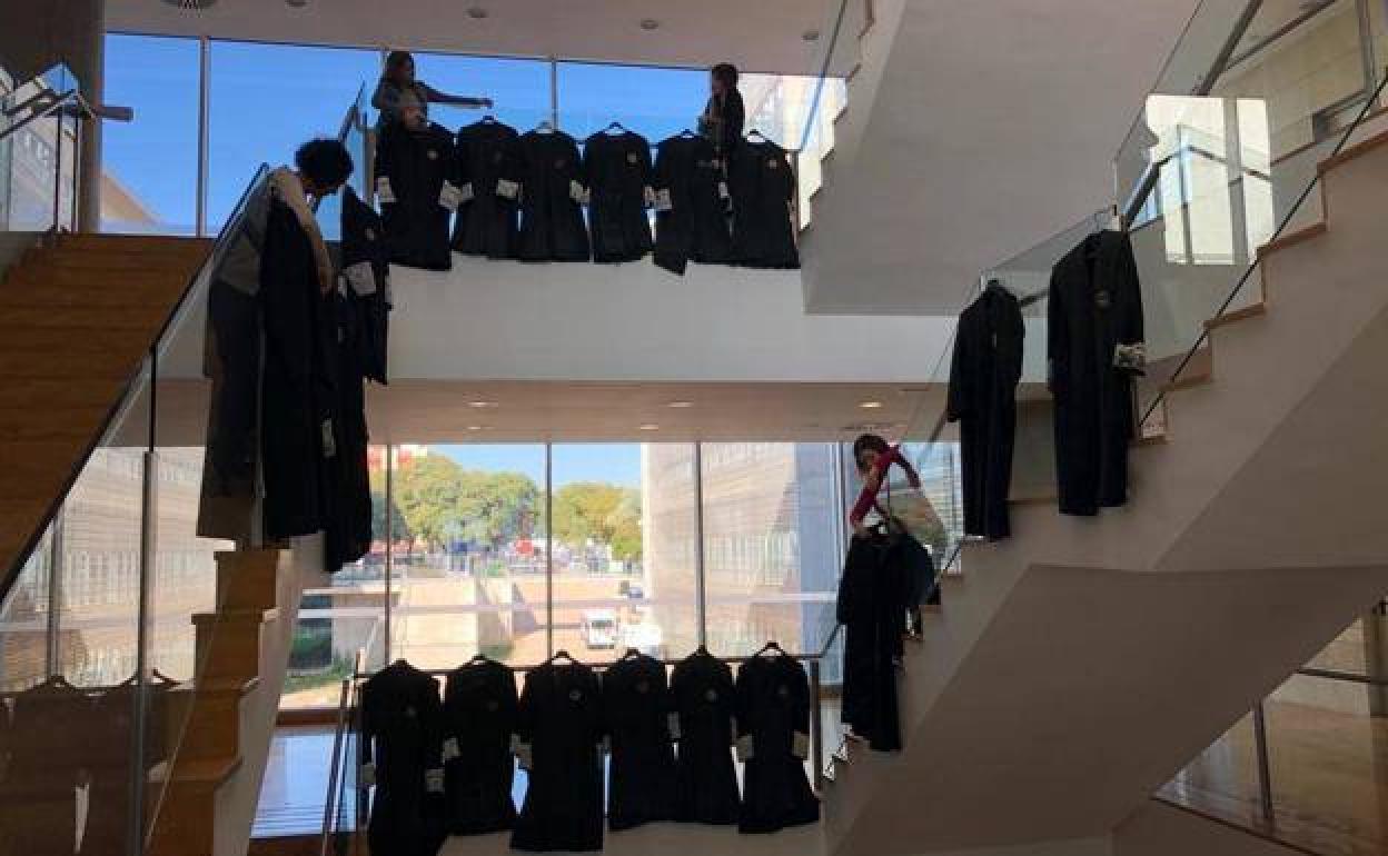 Cuelgue simbólico de togas en la Ciudad de la Justicia de Murcia, a comienzos de mes. 
