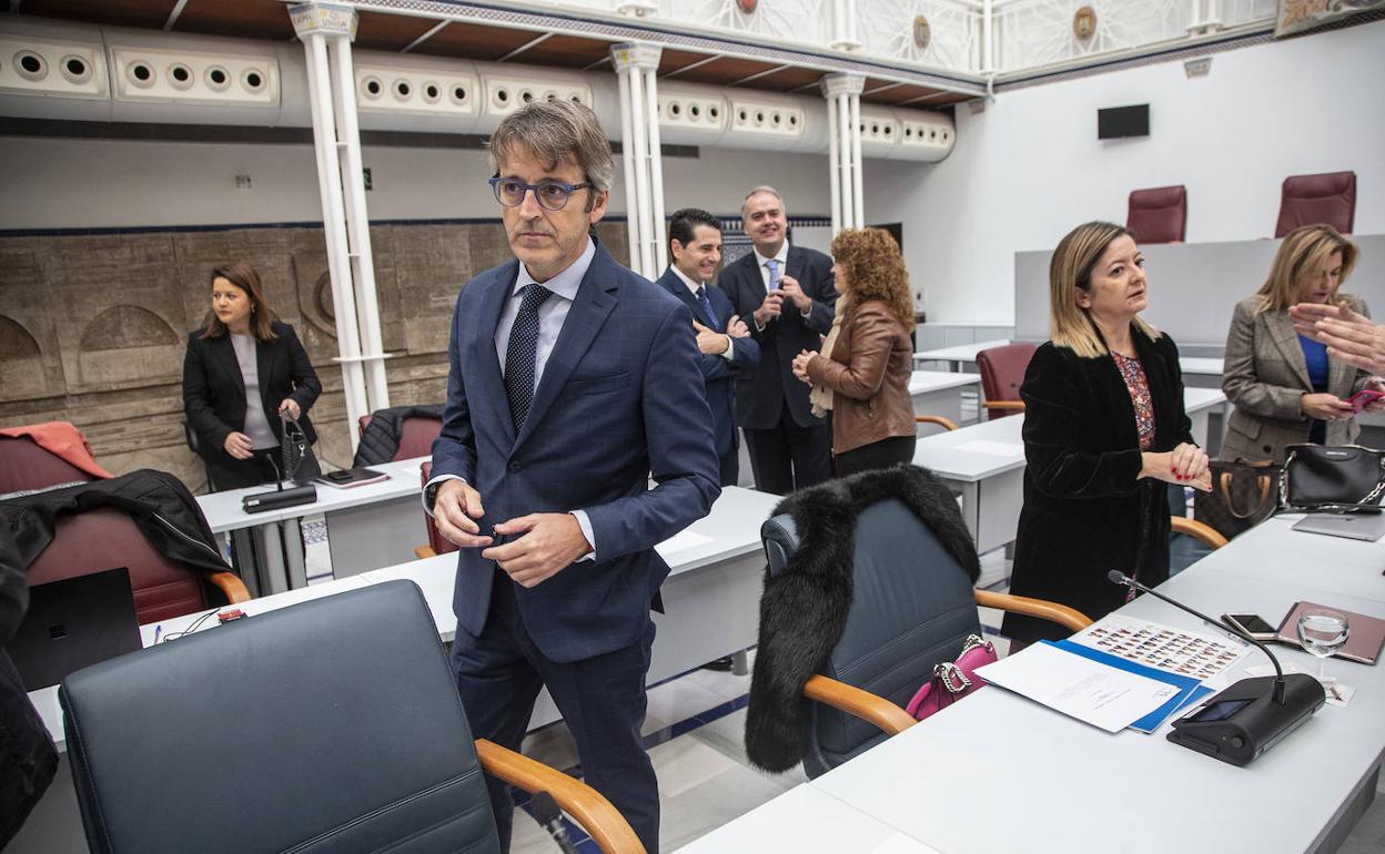 El consejero de Economía y Hacienda, Luis Alberto Marín, en la Asamblea Regional. 