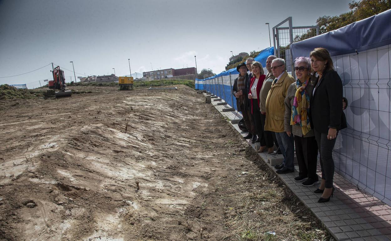 Manuel Padín, Juan José Pedreño, Noelia Arroyo, miembros de la asociación de vecinos y Cristina Mora. 