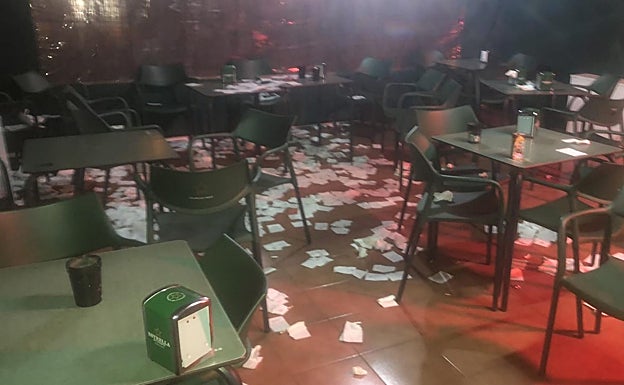 La terraza de la cafetería fue destrozada en la madrugada del lunes.
