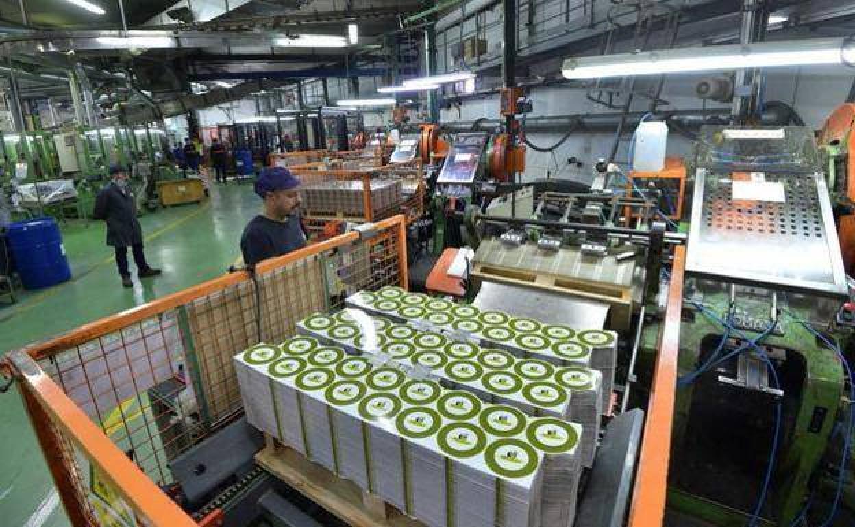 rabajadores de una industria en Molina de Segura, en una imagen de archivo. 
