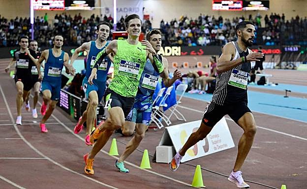 Mariano García, en la cola del grupo, durante la carrera de ayer. 