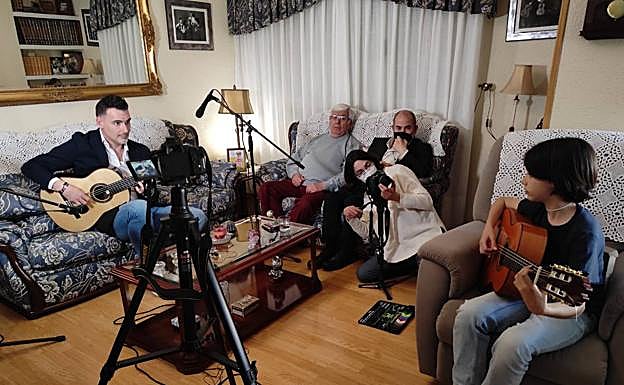 El guitarrista y compositor Carlos Piñana, en un mano a mano con Rafa, el pequeño de la familia de artistas. 