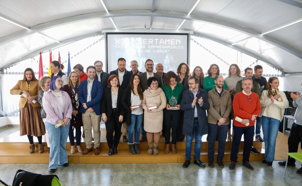 Los premiados junto al alcalde y concejales. 