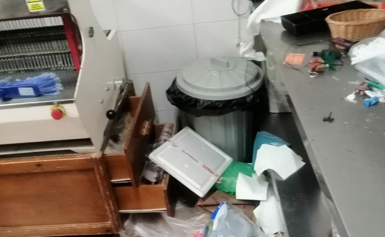Los ladrones abrieron todos los cajones que había en la panadería en busca de dinero.