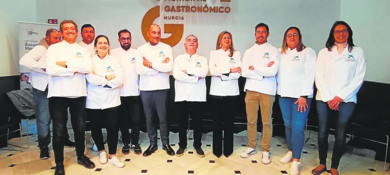 Chefs con una estrella Michelin como María Gómez y Juan Guillamón y otros cocineros y alumnos de escuela de hostelería del Ayuntamiento de Murcia, ayer, con Adrià (c) y Olga García (directora territorial de CaixaBank). 