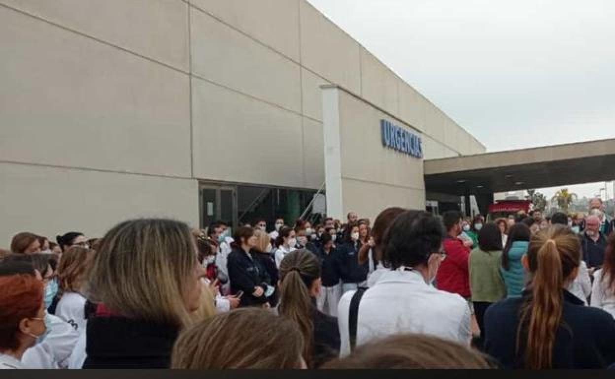 Concentración de los trabajadores, este jueves, frente a Urgencias. 