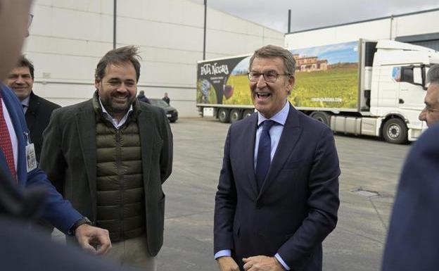 Feijóo, during his visit to Daimiel, accompanied by the president of the PP of Castilla-La Mancha, Paco Núñez.
