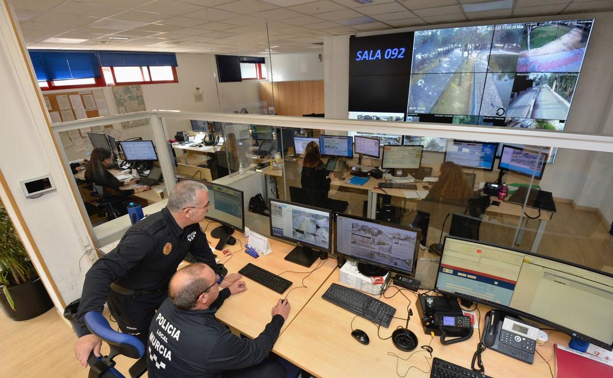 Policías de Murcia revisan cámaras de seguridad.