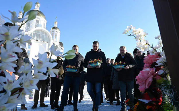 Sánchez makes a floral offering to the fallen in Irpin.