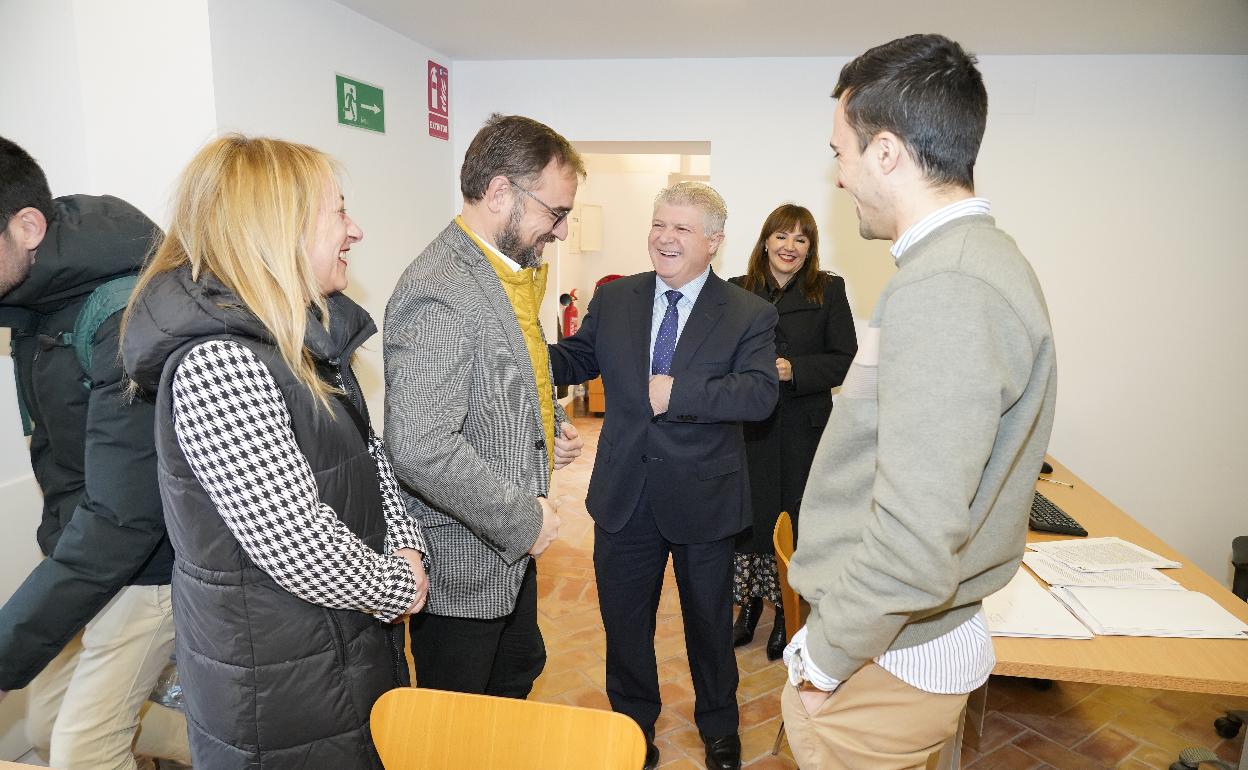 Mateos y Vélez durante la visita de éste a la oficina de captación de fondos europeos. 