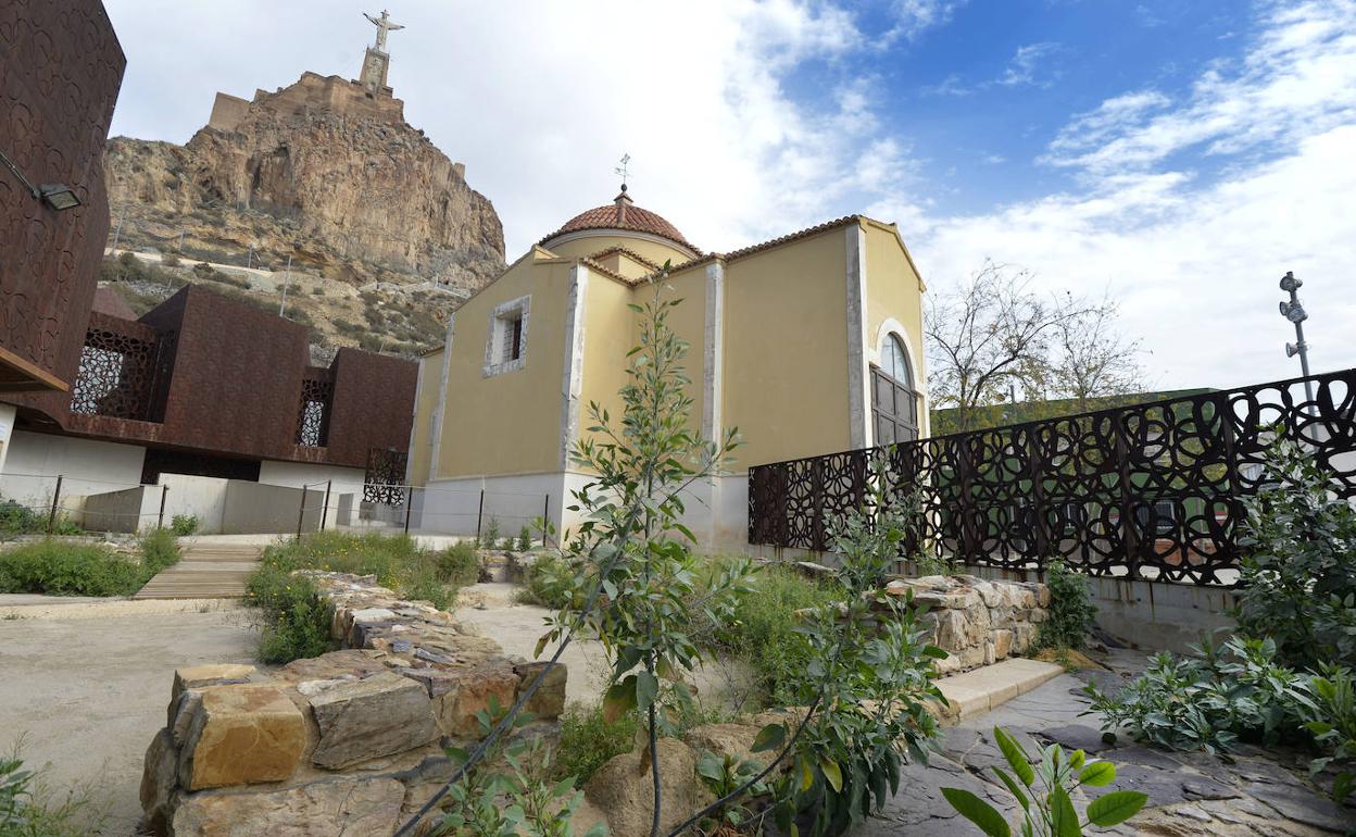 Imagen del patio, colonizado por las plantas, con restos romanos junto al Centro de visitantes de Monteagudo. 