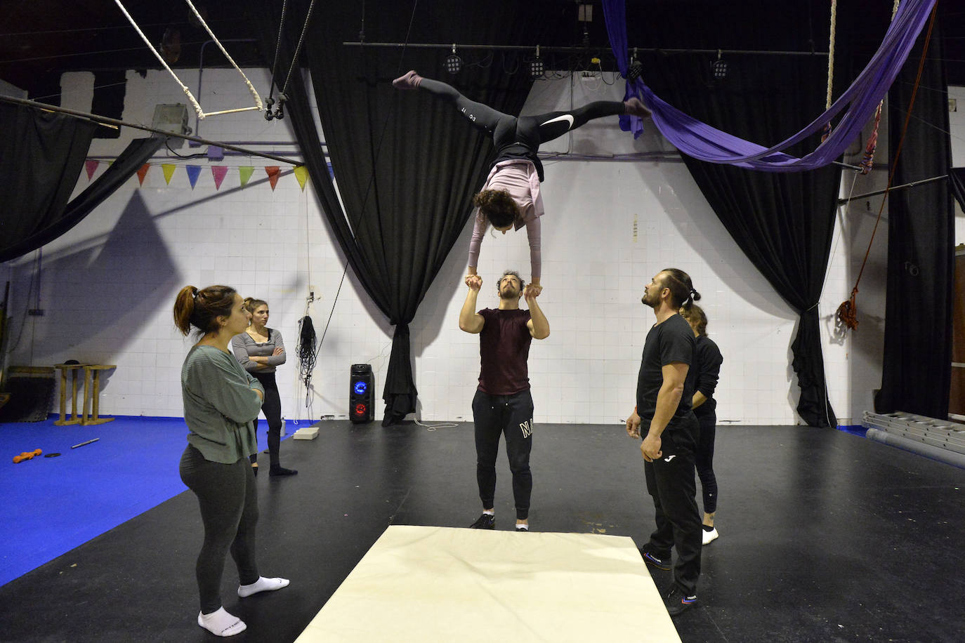 Los seis componentes de UpArte, ensayando uno de los números del espectáculo 'Desprovisto'. 