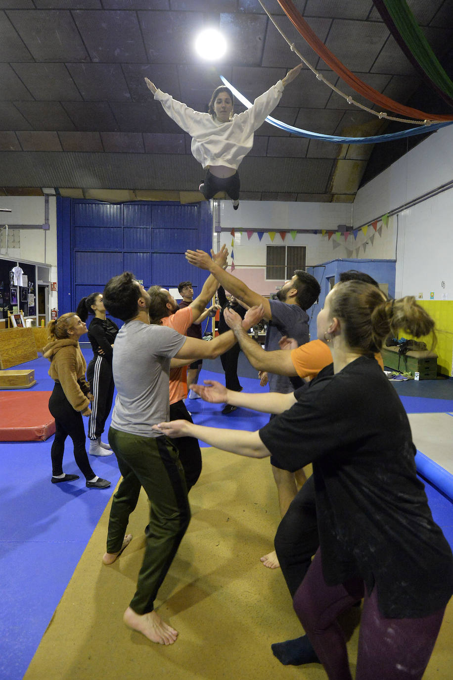 Los seis componentes de UpArte, ensayando uno de los números del espectáculo 'Desprovisto'. 
