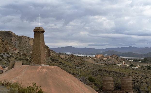 Patrimonio industrial. iCastilletes, pozos, hornos de calcinación y viejos edificios mineros dejan constancia en la Sierra del Aguilón de la importante actividad minera del siglo XIX y XX que, por las ánforas y restos hallados, se remonta con toda probabilidad a tiempos de los romanos.