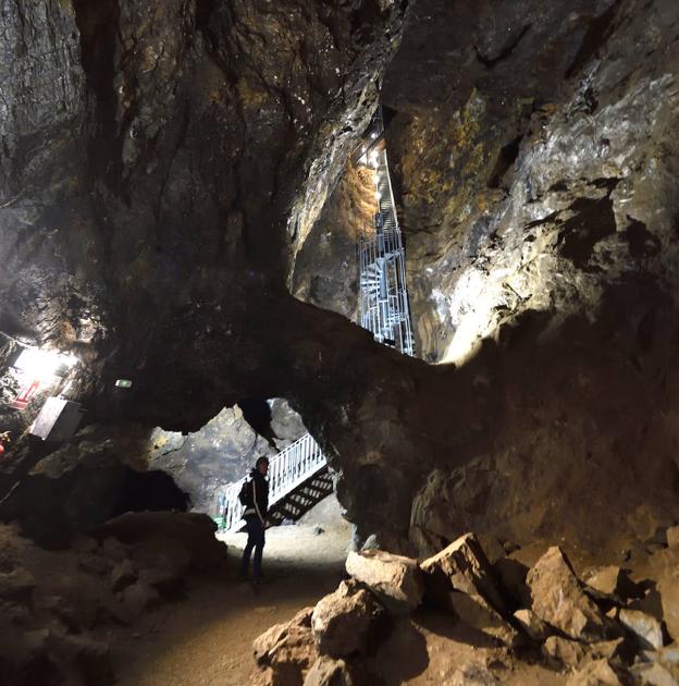 La Catedral de Mina Rica. En el interior de Mina Rica, en sus 5 km de galerías y cuatro niveles, se encuentra una sala mastodóntica, con bóvedas de 42 m de altura, creada por los mineros a base de pico, martillo y barreno, en busca de hierro, primero, y plata y plomo, después. En el centro, una llave minera (contrafuerte de roca) sustenta y estabiliza la enorme cavidad. 