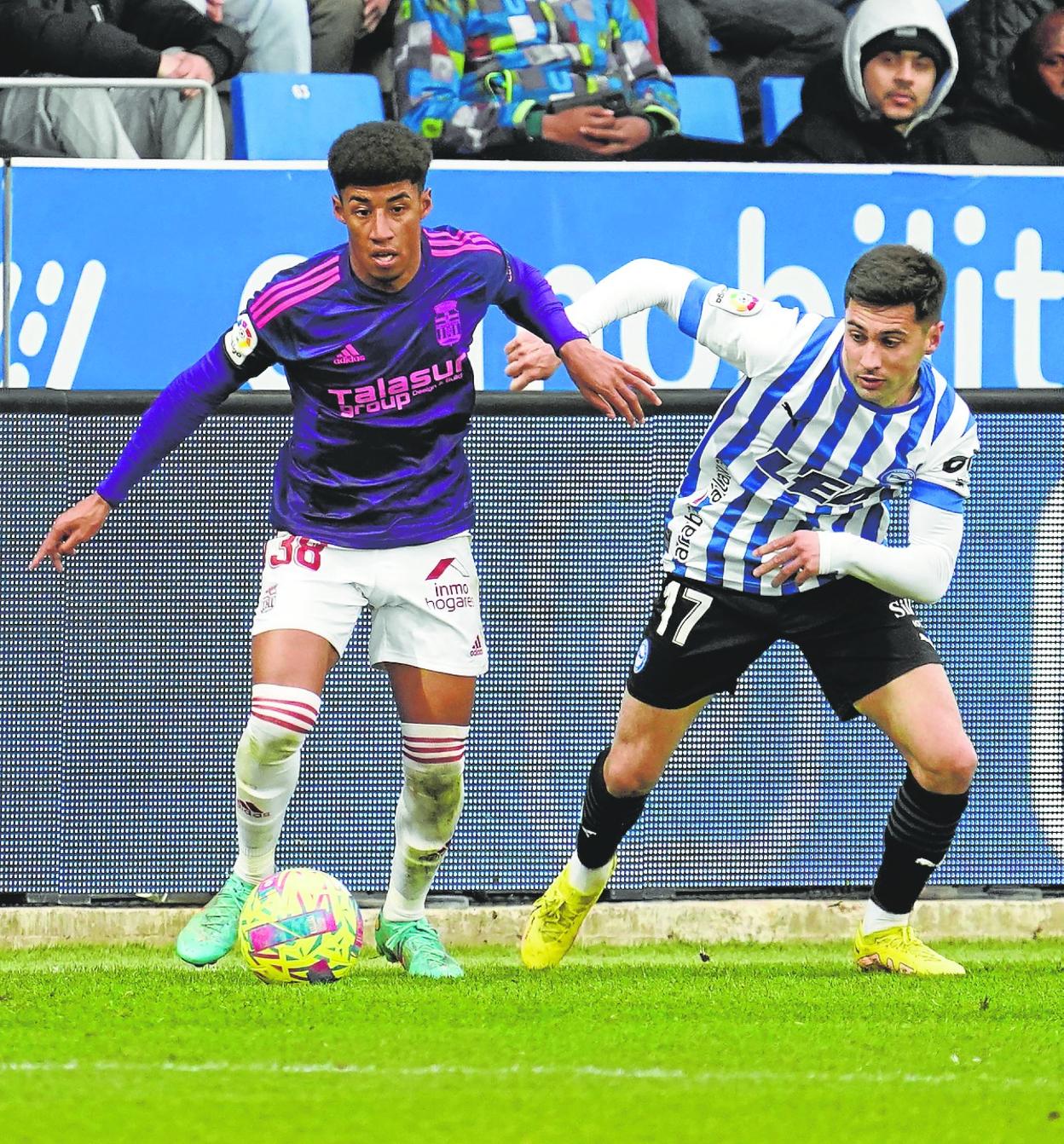 El extremo Ureña mira al frente tras regatear a Alkain, del Alavés, ayer en Mendizorroza.