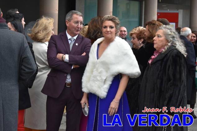 La Gala Festera abrió anoche de par la «prefiesta» de Caravaca. El Moro del Año, José Antonio González Alcázar; la Cristiana del Año, Miriam Castillo Soria; el Caballista del Año, Pedro Salcedo Rodríguez; y la Cofrade del Año, Fina Caro Martínez, recibieron sus respectivos galardones y la familia de José Emilio Martínez Martínez, recientemente fallecido, recibió el cariño de un público entregado que manifestó con su ovación el reconocimiento a una vida entregada para engrandecer la fiesta caravaqueña. La banda de música interpretó, en su honor, la marcha «Amigo Emilio», del compositor Ignacio Sánchez Navarro.