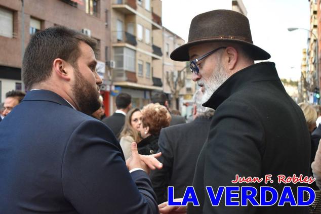 La Gala Festera abrió anoche de par la «prefiesta» de Caravaca. El Moro del Año, José Antonio González Alcázar; la Cristiana del Año, Miriam Castillo Soria; el Caballista del Año, Pedro Salcedo Rodríguez; y la Cofrade del Año, Fina Caro Martínez, recibieron sus respectivos galardones y la familia de José Emilio Martínez Martínez, recientemente fallecido, recibió el cariño de un público entregado que manifestó con su ovación el reconocimiento a una vida entregada para engrandecer la fiesta caravaqueña. La banda de música interpretó, en su honor, la marcha «Amigo Emilio», del compositor Ignacio Sánchez Navarro.