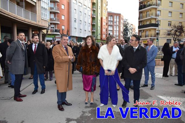 La Gala Festera abrió anoche de par la «prefiesta» de Caravaca. El Moro del Año, José Antonio González Alcázar; la Cristiana del Año, Miriam Castillo Soria; el Caballista del Año, Pedro Salcedo Rodríguez; y la Cofrade del Año, Fina Caro Martínez, recibieron sus respectivos galardones y la familia de José Emilio Martínez Martínez, recientemente fallecido, recibió el cariño de un público entregado que manifestó con su ovación el reconocimiento a una vida entregada para engrandecer la fiesta caravaqueña. La banda de música interpretó, en su honor, la marcha «Amigo Emilio», del compositor Ignacio Sánchez Navarro.