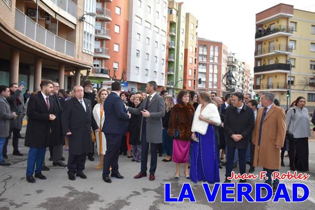 La Gala Festera abrió anoche de par la «prefiesta» de Caravaca. El Moro del Año, José Antonio González Alcázar; la Cristiana del Año, Miriam Castillo Soria; el Caballista del Año, Pedro Salcedo Rodríguez; y la Cofrade del Año, Fina Caro Martínez, recibieron sus respectivos galardones y la familia de José Emilio Martínez Martínez, recientemente fallecido, recibió el cariño de un público entregado que manifestó con su ovación el reconocimiento a una vida entregada para engrandecer la fiesta caravaqueña. La banda de música interpretó, en su honor, la marcha «Amigo Emilio», del compositor Ignacio Sánchez Navarro.