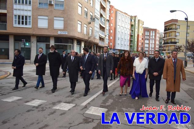 La Gala Festera abrió anoche de par la «prefiesta» de Caravaca. El Moro del Año, José Antonio González Alcázar; la Cristiana del Año, Miriam Castillo Soria; el Caballista del Año, Pedro Salcedo Rodríguez; y la Cofrade del Año, Fina Caro Martínez, recibieron sus respectivos galardones y la familia de José Emilio Martínez Martínez, recientemente fallecido, recibió el cariño de un público entregado que manifestó con su ovación el reconocimiento a una vida entregada para engrandecer la fiesta caravaqueña. La banda de música interpretó, en su honor, la marcha «Amigo Emilio», del compositor Ignacio Sánchez Navarro.
