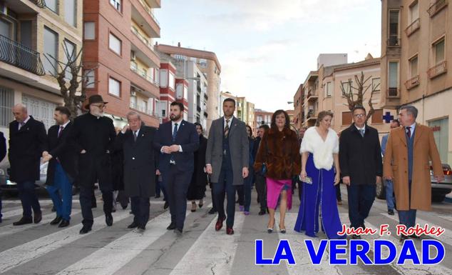 La Gala Festera abrió anoche de par la «prefiesta» de Caravaca. El Moro del Año, José Antonio González Alcázar; la Cristiana del Año, Miriam Castillo Soria; el Caballista del Año, Pedro Salcedo Rodríguez; y la Cofrade del Año, Fina Caro Martínez, recibieron sus respectivos galardones y la familia de José Emilio Martínez Martínez, recientemente fallecido, recibió el cariño de un público entregado que manifestó con su ovación el reconocimiento a una vida entregada para engrandecer la fiesta caravaqueña. La banda de música interpretó, en su honor, la marcha «Amigo Emilio», del compositor Ignacio Sánchez Navarro.