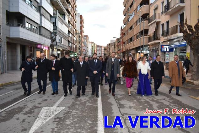 La Gala Festera abrió anoche de par la «prefiesta» de Caravaca. El Moro del Año, José Antonio González Alcázar; la Cristiana del Año, Miriam Castillo Soria; el Caballista del Año, Pedro Salcedo Rodríguez; y la Cofrade del Año, Fina Caro Martínez, recibieron sus respectivos galardones y la familia de José Emilio Martínez Martínez, recientemente fallecido, recibió el cariño de un público entregado que manifestó con su ovación el reconocimiento a una vida entregada para engrandecer la fiesta caravaqueña. La banda de música interpretó, en su honor, la marcha «Amigo Emilio», del compositor Ignacio Sánchez Navarro.