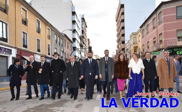 La Gala Festera abrió anoche de par la «prefiesta» de Caravaca. El Moro del Año, José Antonio González Alcázar; la Cristiana del Año, Miriam Castillo Soria; el Caballista del Año, Pedro Salcedo Rodríguez; y la Cofrade del Año, Fina Caro Martínez, recibieron sus respectivos galardones y la familia de José Emilio Martínez Martínez, recientemente fallecido, recibió el cariño de un público entregado que manifestó con su ovación el reconocimiento a una vida entregada para engrandecer la fiesta caravaqueña. La banda de música interpretó, en su honor, la marcha «Amigo Emilio», del compositor Ignacio Sánchez Navarro.