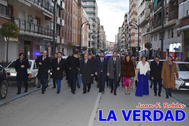 La Gala Festera abrió anoche de par la «prefiesta» de Caravaca. El Moro del Año, José Antonio González Alcázar; la Cristiana del Año, Miriam Castillo Soria; el Caballista del Año, Pedro Salcedo Rodríguez; y la Cofrade del Año, Fina Caro Martínez, recibieron sus respectivos galardones y la familia de José Emilio Martínez Martínez, recientemente fallecido, recibió el cariño de un público entregado que manifestó con su ovación el reconocimiento a una vida entregada para engrandecer la fiesta caravaqueña. La banda de música interpretó, en su honor, la marcha «Amigo Emilio», del compositor Ignacio Sánchez Navarro.