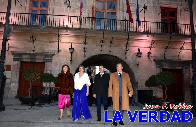 La Gala Festera abrió anoche de par la «prefiesta» de Caravaca. El Moro del Año, José Antonio González Alcázar; la Cristiana del Año, Miriam Castillo Soria; el Caballista del Año, Pedro Salcedo Rodríguez; y la Cofrade del Año, Fina Caro Martínez, recibieron sus respectivos galardones y la familia de José Emilio Martínez Martínez, recientemente fallecido, recibió el cariño de un público entregado que manifestó con su ovación el reconocimiento a una vida entregada para engrandecer la fiesta caravaqueña. La banda de música interpretó, en su honor, la marcha «Amigo Emilio», del compositor Ignacio Sánchez Navarro.