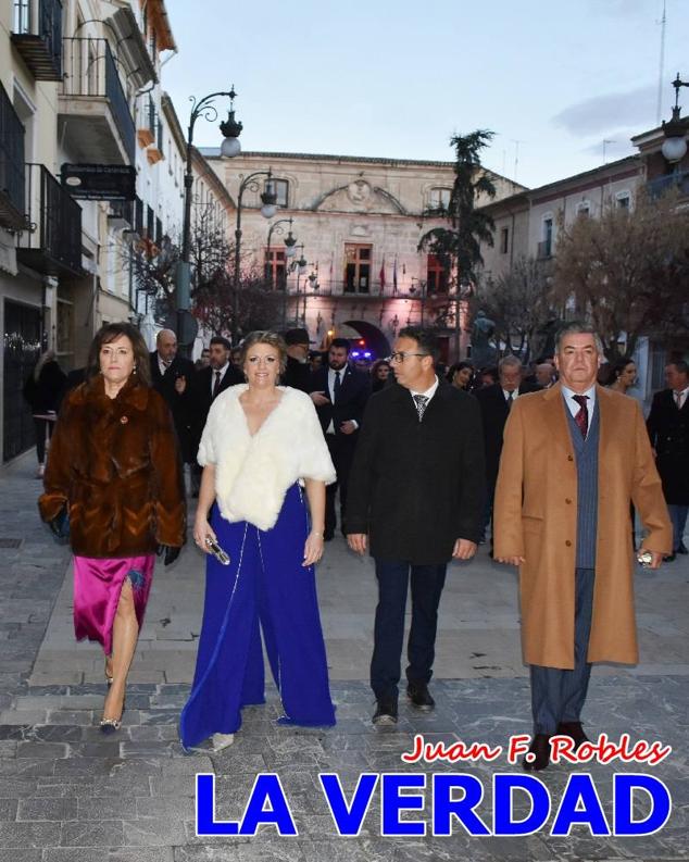La Gala Festera abrió anoche de par la «prefiesta» de Caravaca. El Moro del Año, José Antonio González Alcázar; la Cristiana del Año, Miriam Castillo Soria; el Caballista del Año, Pedro Salcedo Rodríguez; y la Cofrade del Año, Fina Caro Martínez, recibieron sus respectivos galardones y la familia de José Emilio Martínez Martínez, recientemente fallecido, recibió el cariño de un público entregado que manifestó con su ovación el reconocimiento a una vida entregada para engrandecer la fiesta caravaqueña. La banda de música interpretó, en su honor, la marcha «Amigo Emilio», del compositor Ignacio Sánchez Navarro.
