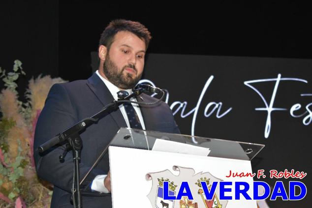 La Gala Festera abrió anoche de par la «prefiesta» de Caravaca. El Moro del Año, José Antonio González Alcázar; la Cristiana del Año, Miriam Castillo Soria; el Caballista del Año, Pedro Salcedo Rodríguez; y la Cofrade del Año, Fina Caro Martínez, recibieron sus respectivos galardones y la familia de José Emilio Martínez Martínez, recientemente fallecido, recibió el cariño de un público entregado que manifestó con su ovación el reconocimiento a una vida entregada para engrandecer la fiesta caravaqueña. La banda de música interpretó, en su honor, la marcha «Amigo Emilio», del compositor Ignacio Sánchez Navarro.