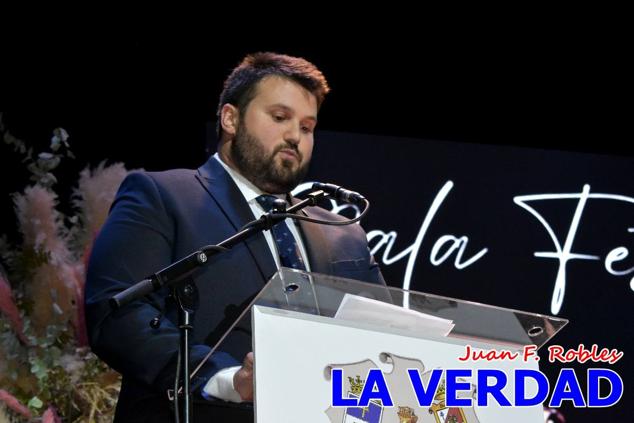 La Gala Festera abrió anoche de par la «prefiesta» de Caravaca. El Moro del Año, José Antonio González Alcázar; la Cristiana del Año, Miriam Castillo Soria; el Caballista del Año, Pedro Salcedo Rodríguez; y la Cofrade del Año, Fina Caro Martínez, recibieron sus respectivos galardones y la familia de José Emilio Martínez Martínez, recientemente fallecido, recibió el cariño de un público entregado que manifestó con su ovación el reconocimiento a una vida entregada para engrandecer la fiesta caravaqueña. La banda de música interpretó, en su honor, la marcha «Amigo Emilio», del compositor Ignacio Sánchez Navarro.
