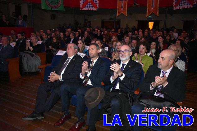 La Gala Festera abrió anoche de par la «prefiesta» de Caravaca. El Moro del Año, José Antonio González Alcázar; la Cristiana del Año, Miriam Castillo Soria; el Caballista del Año, Pedro Salcedo Rodríguez; y la Cofrade del Año, Fina Caro Martínez, recibieron sus respectivos galardones y la familia de José Emilio Martínez Martínez, recientemente fallecido, recibió el cariño de un público entregado que manifestó con su ovación el reconocimiento a una vida entregada para engrandecer la fiesta caravaqueña. La banda de música interpretó, en su honor, la marcha «Amigo Emilio», del compositor Ignacio Sánchez Navarro.