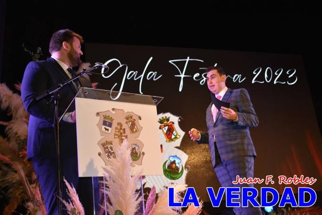 La Gala Festera abrió anoche de par la «prefiesta» de Caravaca. El Moro del Año, José Antonio González Alcázar; la Cristiana del Año, Miriam Castillo Soria; el Caballista del Año, Pedro Salcedo Rodríguez; y la Cofrade del Año, Fina Caro Martínez, recibieron sus respectivos galardones y la familia de José Emilio Martínez Martínez, recientemente fallecido, recibió el cariño de un público entregado que manifestó con su ovación el reconocimiento a una vida entregada para engrandecer la fiesta caravaqueña. La banda de música interpretó, en su honor, la marcha «Amigo Emilio», del compositor Ignacio Sánchez Navarro.