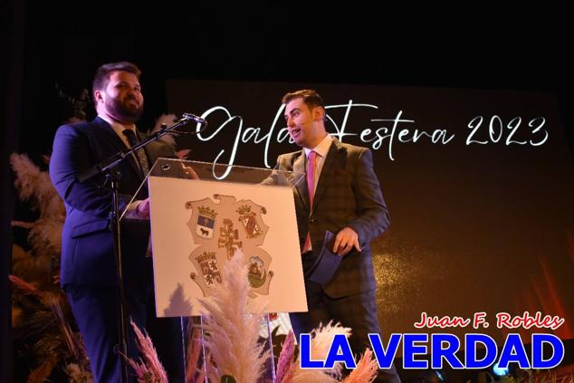 La Gala Festera abrió anoche de par la «prefiesta» de Caravaca. El Moro del Año, José Antonio González Alcázar; la Cristiana del Año, Miriam Castillo Soria; el Caballista del Año, Pedro Salcedo Rodríguez; y la Cofrade del Año, Fina Caro Martínez, recibieron sus respectivos galardones y la familia de José Emilio Martínez Martínez, recientemente fallecido, recibió el cariño de un público entregado que manifestó con su ovación el reconocimiento a una vida entregada para engrandecer la fiesta caravaqueña. La banda de música interpretó, en su honor, la marcha «Amigo Emilio», del compositor Ignacio Sánchez Navarro.