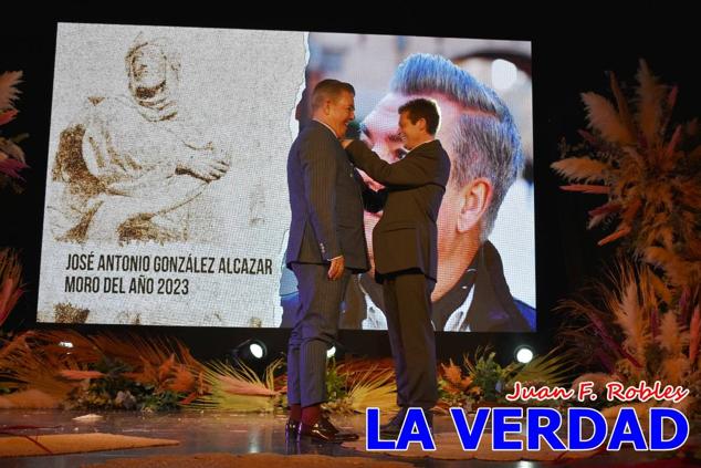 La Gala Festera abrió anoche de par la «prefiesta» de Caravaca. El Moro del Año, José Antonio González Alcázar; la Cristiana del Año, Miriam Castillo Soria; el Caballista del Año, Pedro Salcedo Rodríguez; y la Cofrade del Año, Fina Caro Martínez, recibieron sus respectivos galardones y la familia de José Emilio Martínez Martínez, recientemente fallecido, recibió el cariño de un público entregado que manifestó con su ovación el reconocimiento a una vida entregada para engrandecer la fiesta caravaqueña. La banda de música interpretó, en su honor, la marcha «Amigo Emilio», del compositor Ignacio Sánchez Navarro.