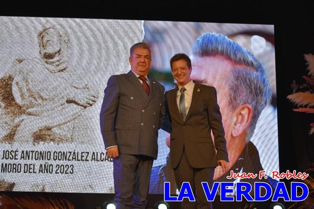 La Gala Festera abrió anoche de par la «prefiesta» de Caravaca. El Moro del Año, José Antonio González Alcázar; la Cristiana del Año, Miriam Castillo Soria; el Caballista del Año, Pedro Salcedo Rodríguez; y la Cofrade del Año, Fina Caro Martínez, recibieron sus respectivos galardones y la familia de José Emilio Martínez Martínez, recientemente fallecido, recibió el cariño de un público entregado que manifestó con su ovación el reconocimiento a una vida entregada para engrandecer la fiesta caravaqueña. La banda de música interpretó, en su honor, la marcha «Amigo Emilio», del compositor Ignacio Sánchez Navarro.